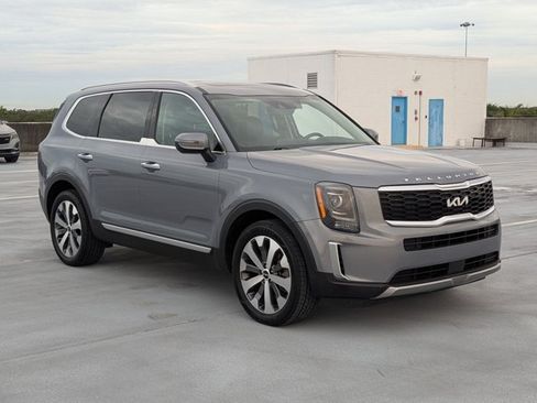 Used 2022 Kia Telluride S FWD image 3