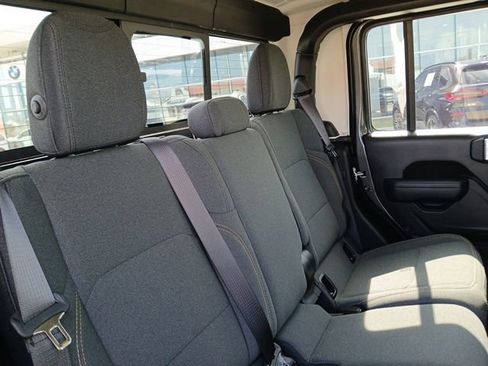 Used 2024 Jeep Gladiator Sport image 12