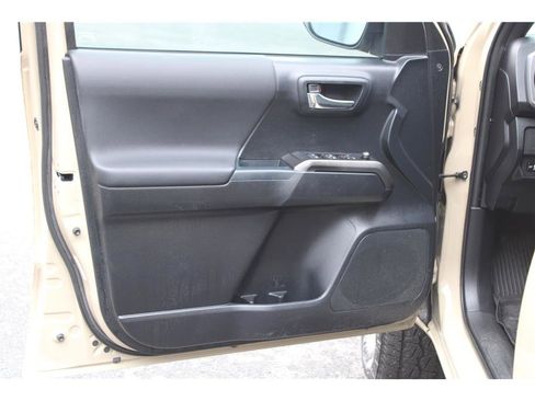 Used 2018 Toyota Tacoma TRD Off-Road w/ Technology Package image 7