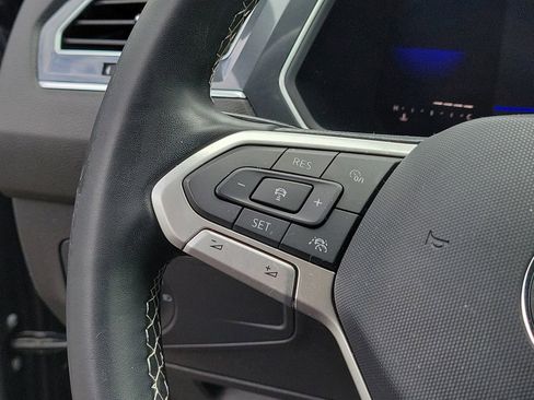 Used 2022 Volkswagen Tiguan SE w/ Panoramic Sunroof Package image 29