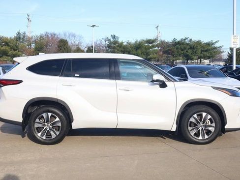 Used 2022 Toyota Highlander XLE image 4