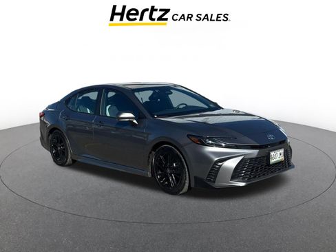 Used 2025 Toyota Camry SE image 1