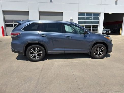 Used 2016 Toyota Highlander XLE AWD/4WD image 3