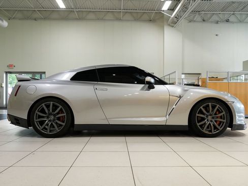 Used 2016 Nissan GT-R Premium AWD/4WD image 19