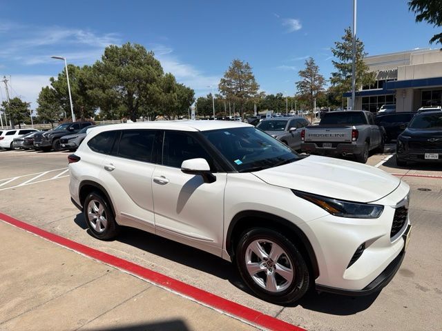 Used 2021 Toyota Highlander LE FWD image 4