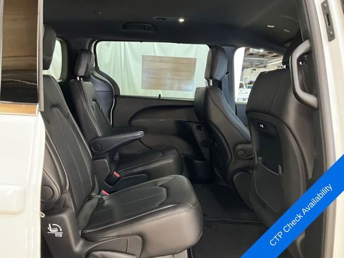 New 2026 Chrysler Pacifica Select image 13