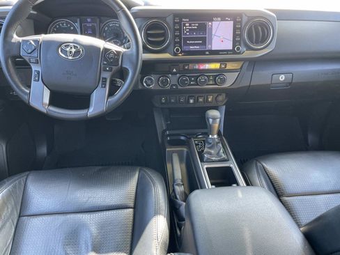 Used 2020 Toyota Tacoma TRD Sport w/ TRD Premium Sport Package AWD/4WD image 15