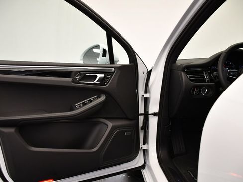 Certified 2025 Porsche Macan AWD/4WD image 35
