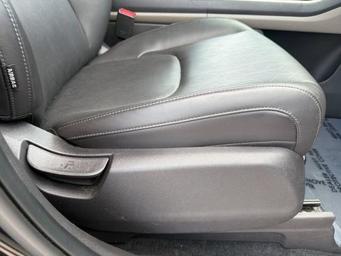 Used 2025 Kia Carnival FWD image 27