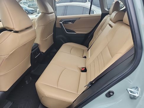 Used 2020 Toyota RAV4 XLE Premium image 6