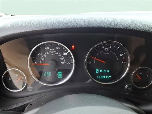 Used 2018 Jeep Wrangler Unlimited Sahara w/ Connectivity Group image 11