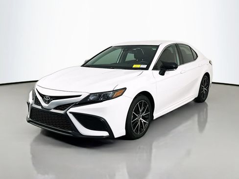 Used 2022 Toyota Camry SE w/ Convenience Package FWD image 3
