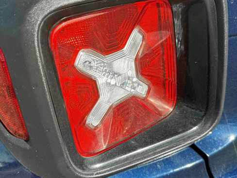 Used 2018 Jeep Renegade Altitude image 18