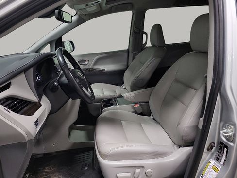 Certified 2020 Toyota Sienna XLE image 10