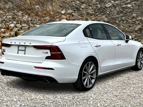 Used 2020 Volvo S60 T6 Momentum image 2