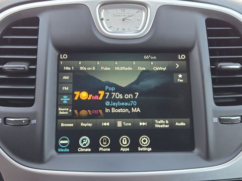 Used 2023 Chrysler 300 Touring RWD image 9