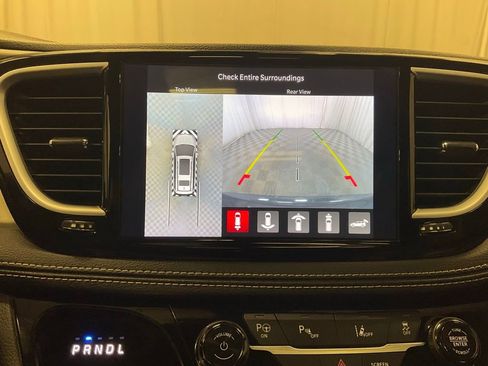 Used 2024 Chrysler Pacifica Premium image 12