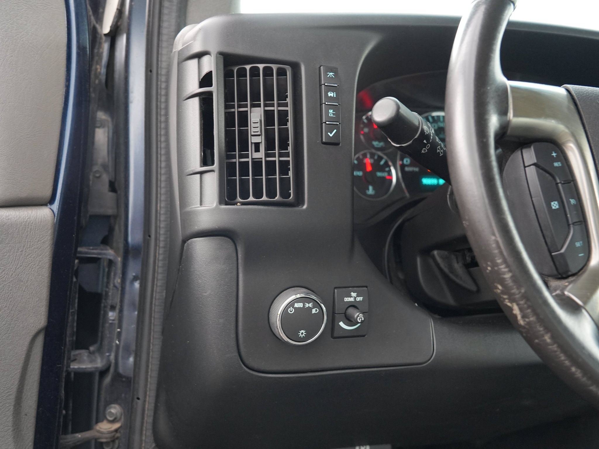 Used 2019 Chevrolet Express 2500 w/ Communications Package RWD image 17
