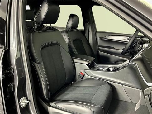 New 2025 Jeep Grand Cherokee L Altitude image 11