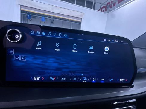 Used 2025 Chevrolet Traverse LT image 24