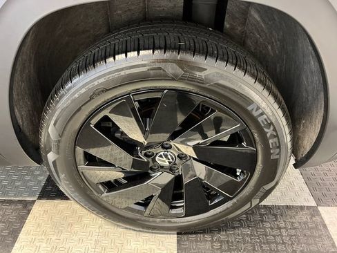 Certified 2024 Volkswagen Atlas Cross Sport SE FWD image 16