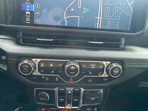 Used 2025 Jeep Gladiator Mojave w/ Convenience Group AWD/4WD image 20