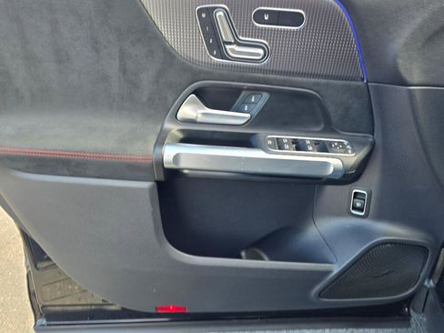 Used 2023 Mercedes-Benz EQB 300 4MATIC image 33