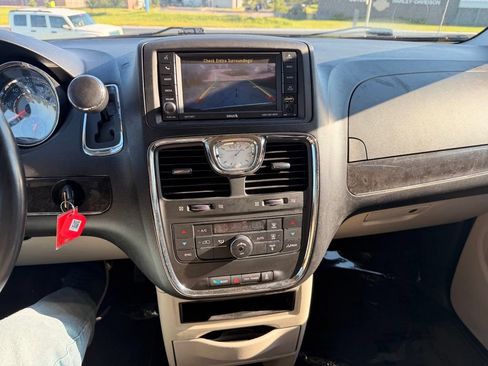 Used 2012 Chrysler Town & Country Touring w/ Entertainment Group #1 FWD image 23