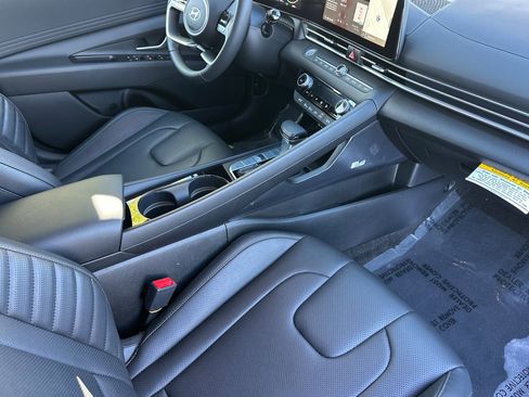 Used 2025 Hyundai Elantra Limited image 17