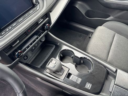 Used 2025 Nissan Rogue SV FWD image 43