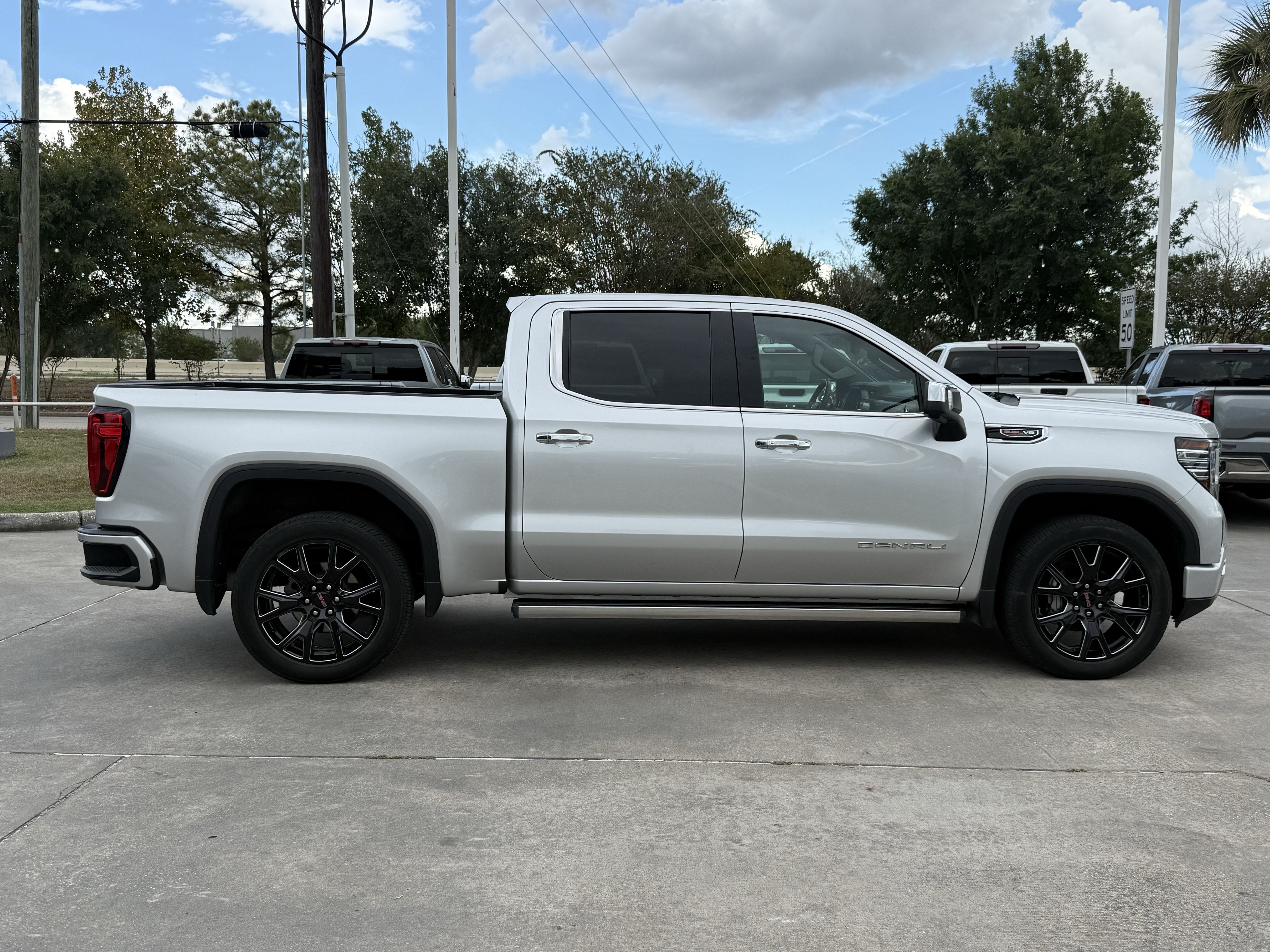 Used 2022 GMC Sierra 1500 Denali w/ Technology Package AWD/4WD image 3