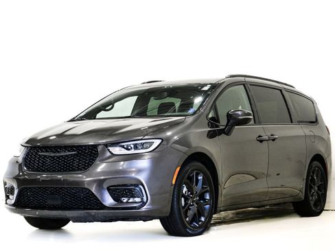 Used 2023 Chrysler Pacifica Touring-L w/ S Appearance Package FWD image 3