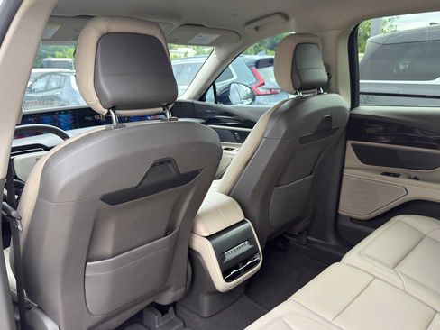 Used 2025 Lincoln Nautilus Premier AWD/4WD image 31