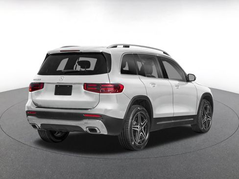 Used 2025 Mercedes-Benz GLB 250 4MATIC image 2
