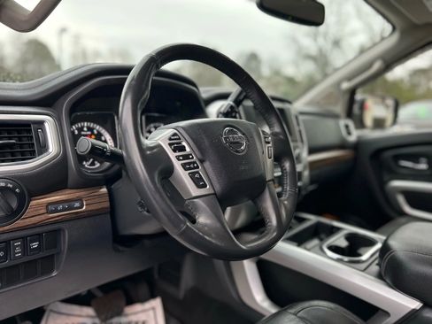 Used 2017 Nissan Titan SL image 16