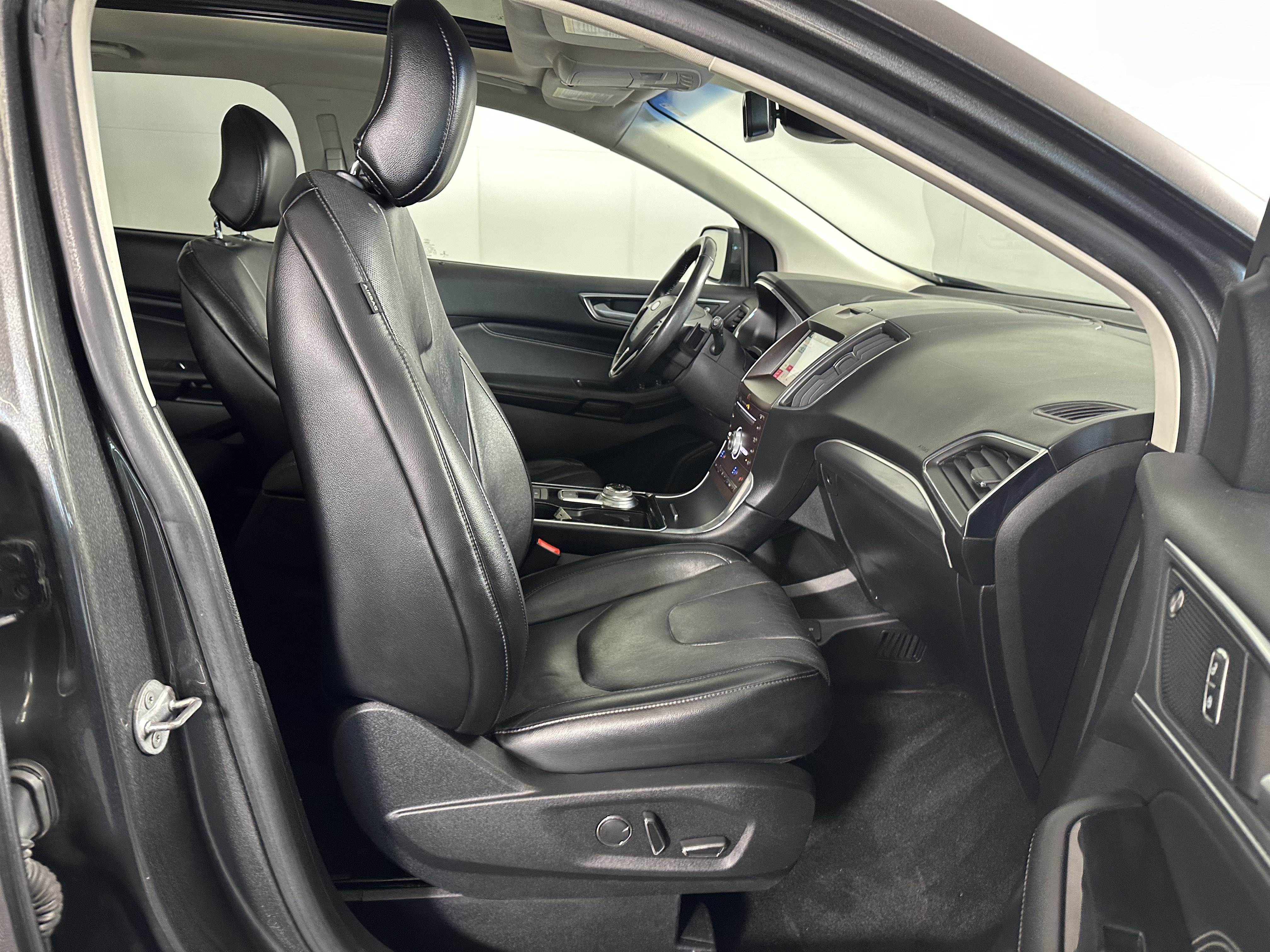 Used 2019 Ford Edge Titanium w/ Equipment Group 301A AWD/4WD image 24