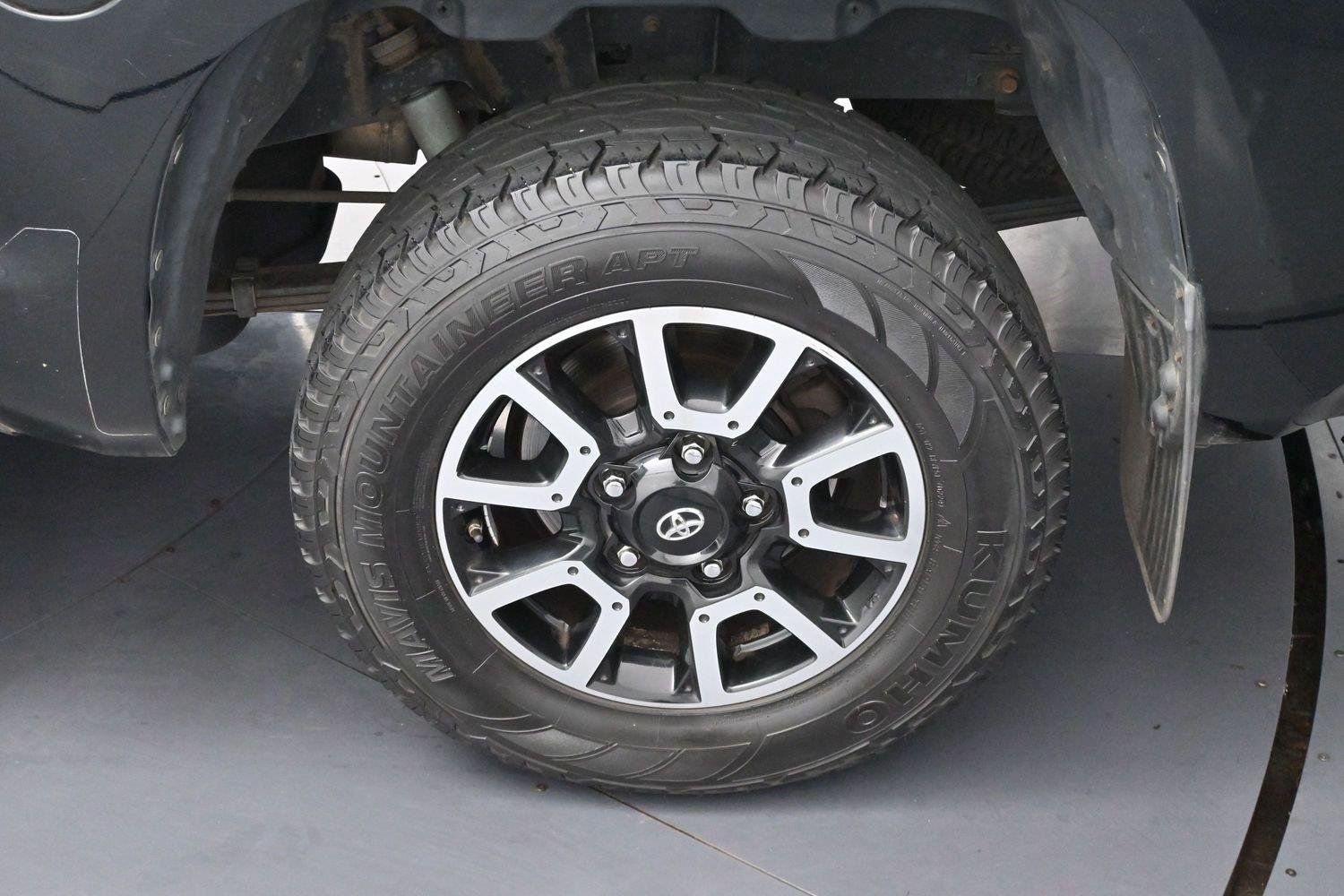 Used 2015 Toyota Tundra Limited w/ Limited Premium Package AWD/4WD image 31
