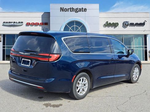 Used 2023 Chrysler Pacifica Touring-L image 4