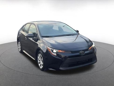 Used 2025 Toyota Corolla LE image 3