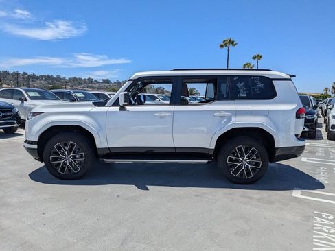 Used 2025 Lexus GX 550 w/ Cold Area Package AWD/4WD image 8