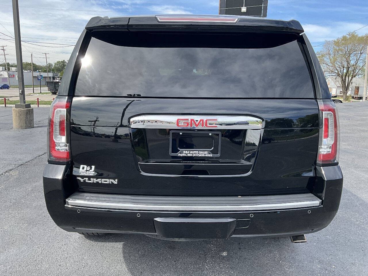 Used 2015 GMC Yukon Denali w/ Premium Package AWD/4WD image 4