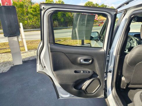 Used 2019 Jeep Renegade Latitude w/ Popular Equipment Group image 16