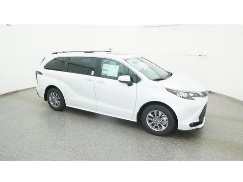 New 2026 Toyota Sienna XLE image 12