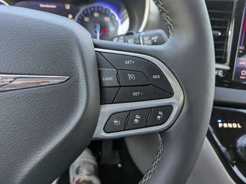 Used 2024 Chrysler Pacifica Touring-L FWD image 28