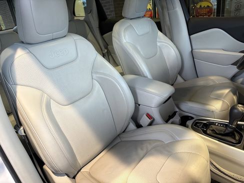 Used 2019 Jeep Cherokee Limited image 31