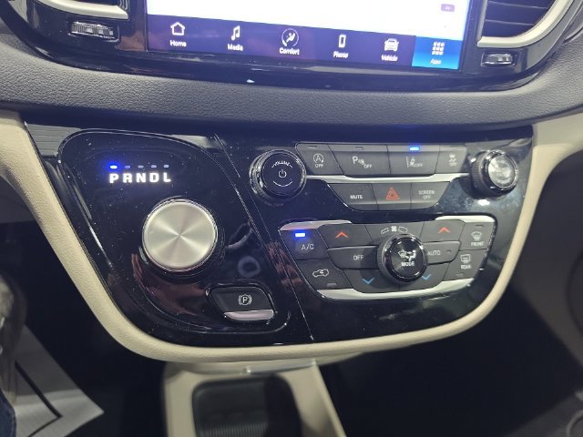 Used 2024 Chrysler Pacifica Touring-L FWD image 16