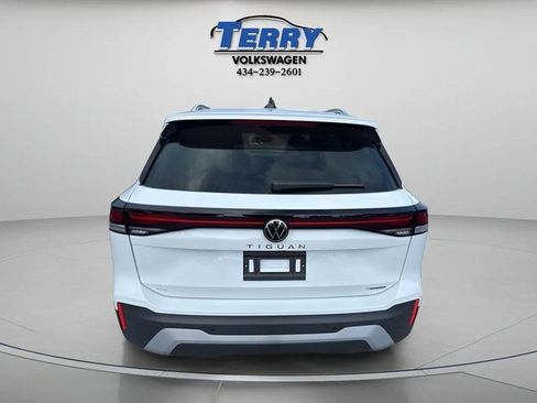 New 2025 Volkswagen Tiguan SE image 2
