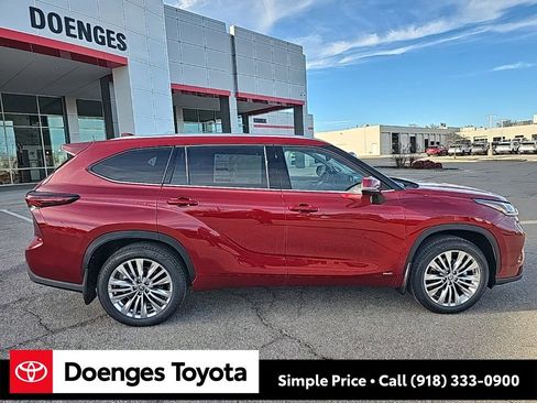New 2026 Toyota Highlander Platinum image 3