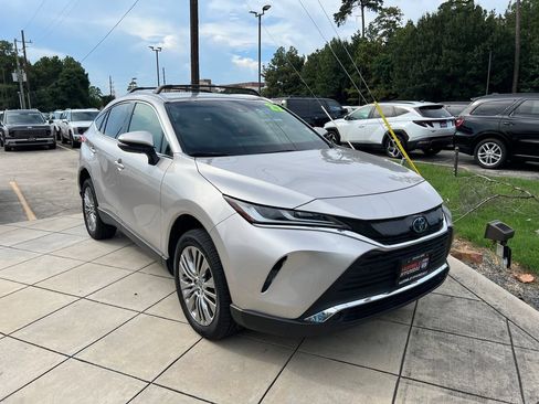 Used 2022 Toyota Venza XLE AWD/4WD image 3