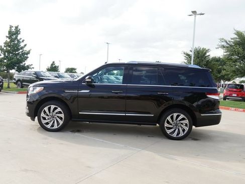 Used 2023 Lincoln Navigator Reserve AWD/4WD image 6